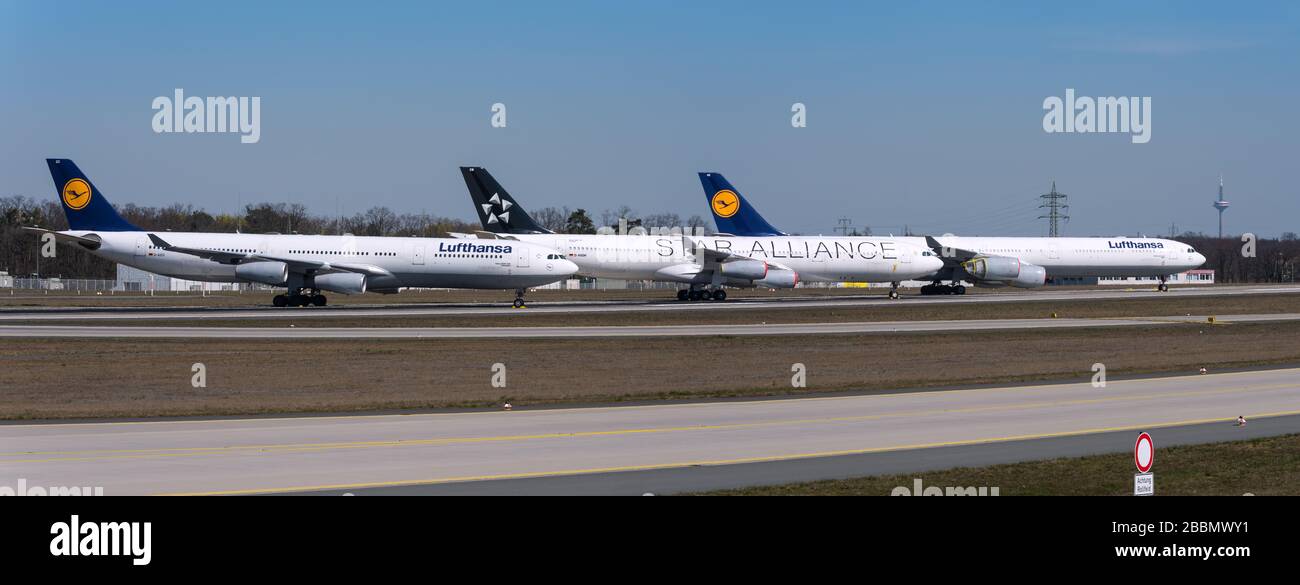 lufthansa Flugzeuge parken wegen der Corona, Covid 19 shutdownon auf der Nordwest-Landebahn des Frankfurter Flughafens, FRA, Deutschland Stockfoto