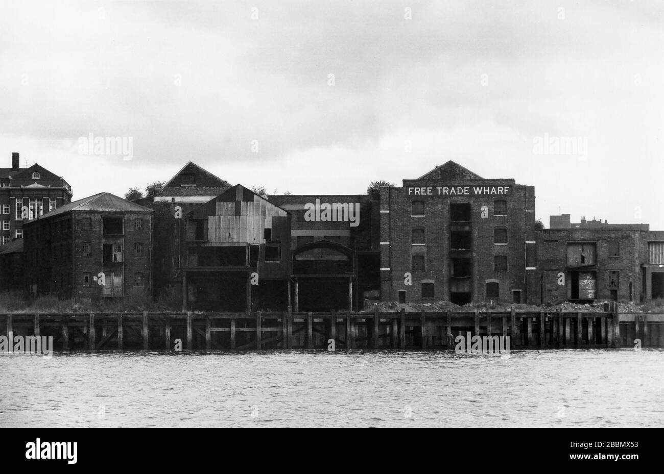 Die East India Company Free Trade Wharf, Wapping, London, England, Großbritannien: Aufgegeben und wartet auf die Neuentwicklung, etwa 1984. Schwarzweiß-Filmfoto Stockfoto