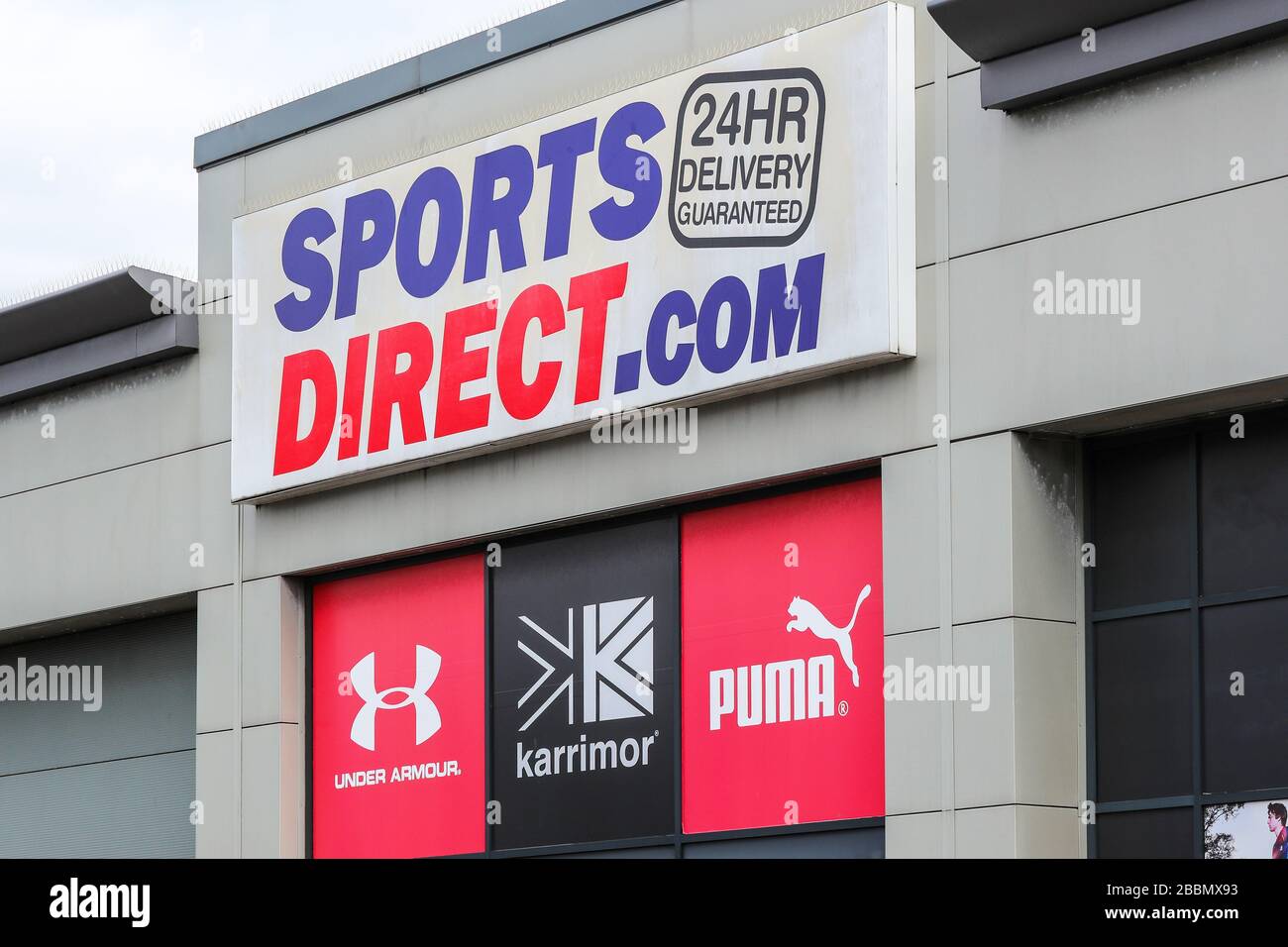 Sports Direct Store Logo mit Werbung für Sportausrüstung und Bekleidung, Ayr, Schottland, Großbritannien Stockfoto