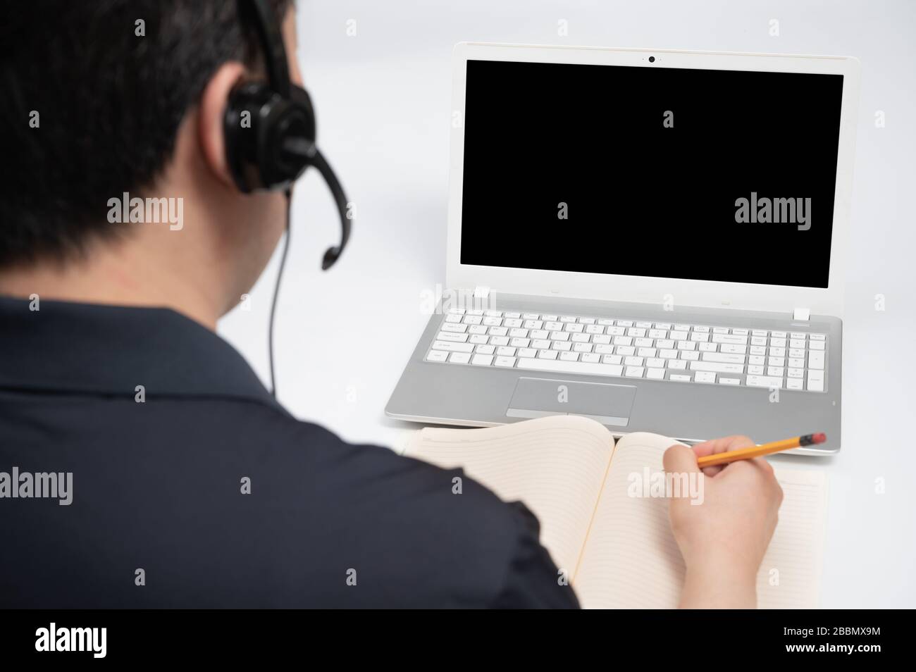 Online-Lernkonzept. Ein Mann, der Online-Lernen mit einem Laptop erhält. Stockfoto