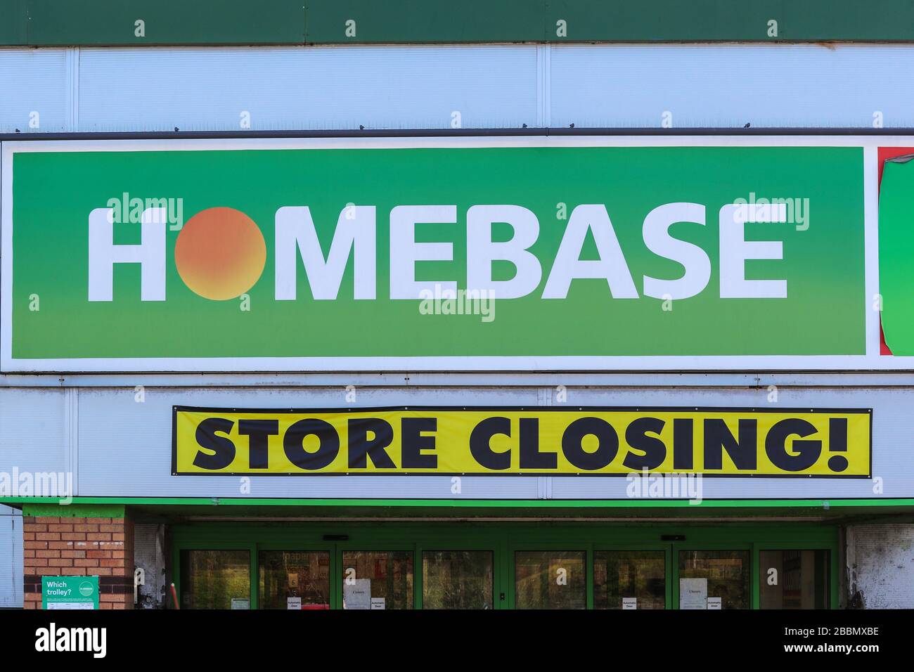 Melden Sie sich außerhalb eines Homebase Heimwerkergeschäftes an, um anzuzeigen, dass der Store geschlossen wird und aus dem Geschäft geht Stockfoto