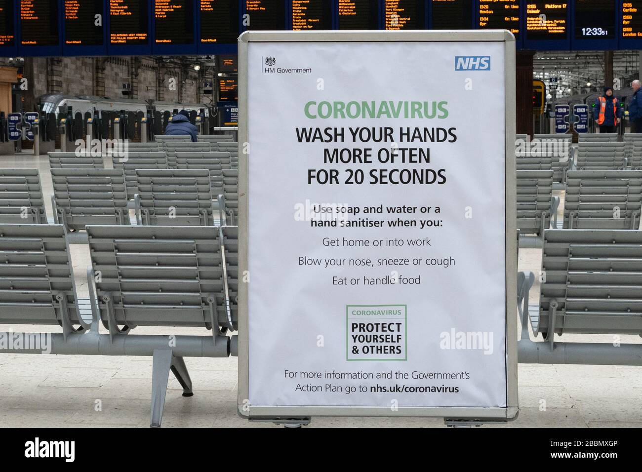 Coronavirus UK - waschen Sie sich öfter die Hände für 20 Sekunden Schild in einer sehr ruhigen Glasgow Central Station, Glasgow, Schottland, Großbritannien Stockfoto
