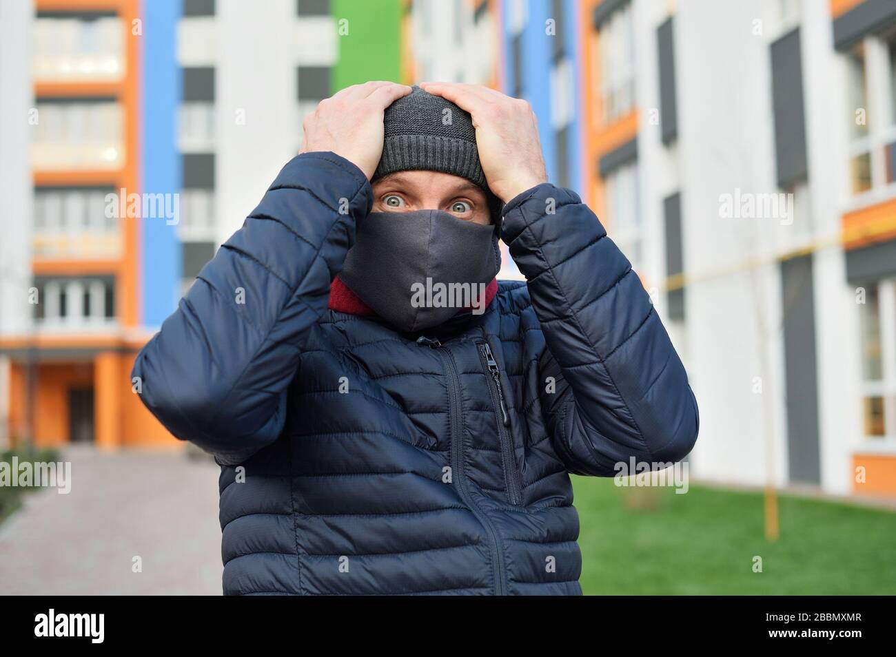 Coronavirus Panik. Mann mit einer Maske im Gesicht in der Stadt Panik über die schlechten Nachrichten über Corona-Virus Stockfoto