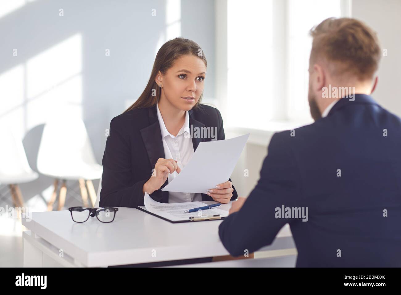 Arbeitgebersprechende der Frau befragt einen Mann für eine freie Stelle in einem Unternehmen Stockfoto