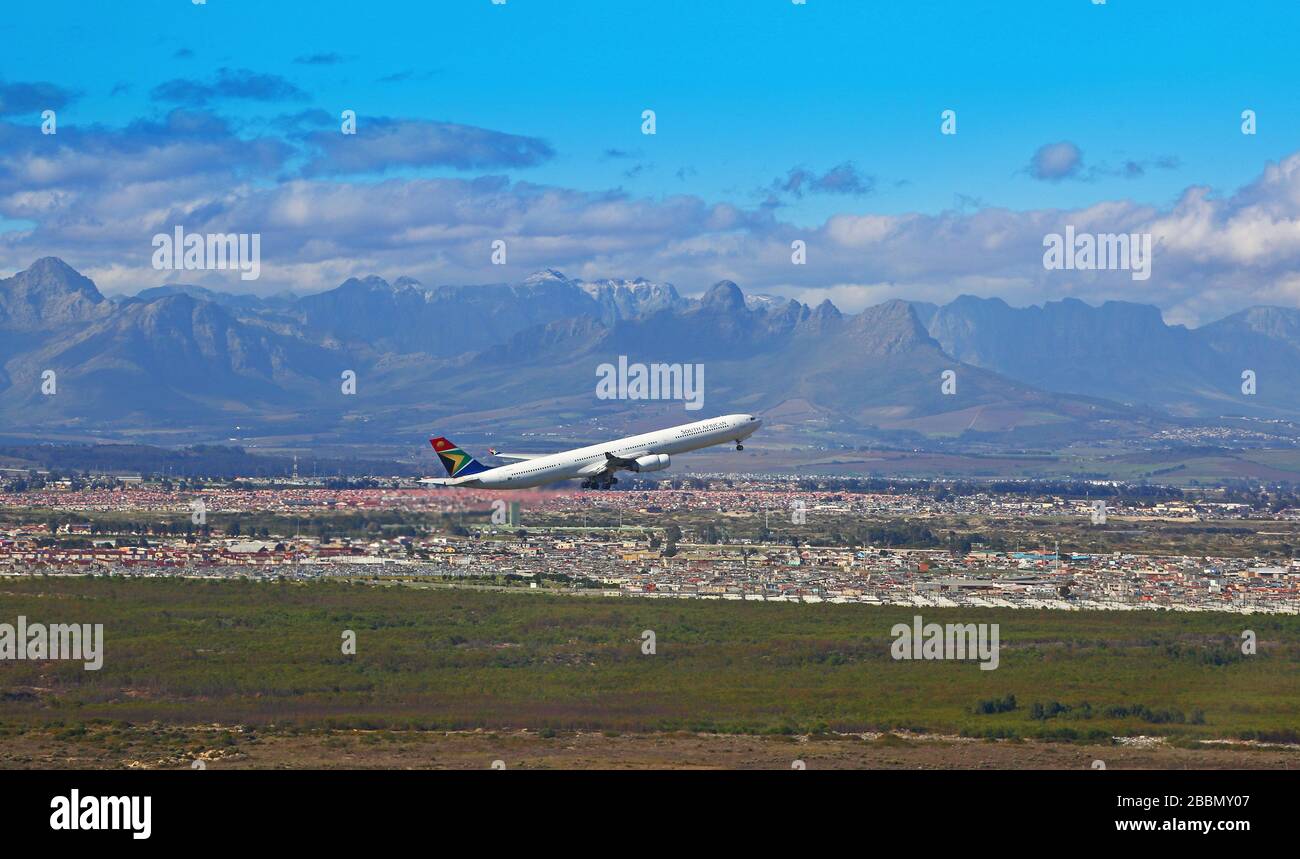 Luft-zu-Luft-Foto eines Flugzeugs, das vom internationalen Flughafen Kapstadt abfährt Stockfoto
