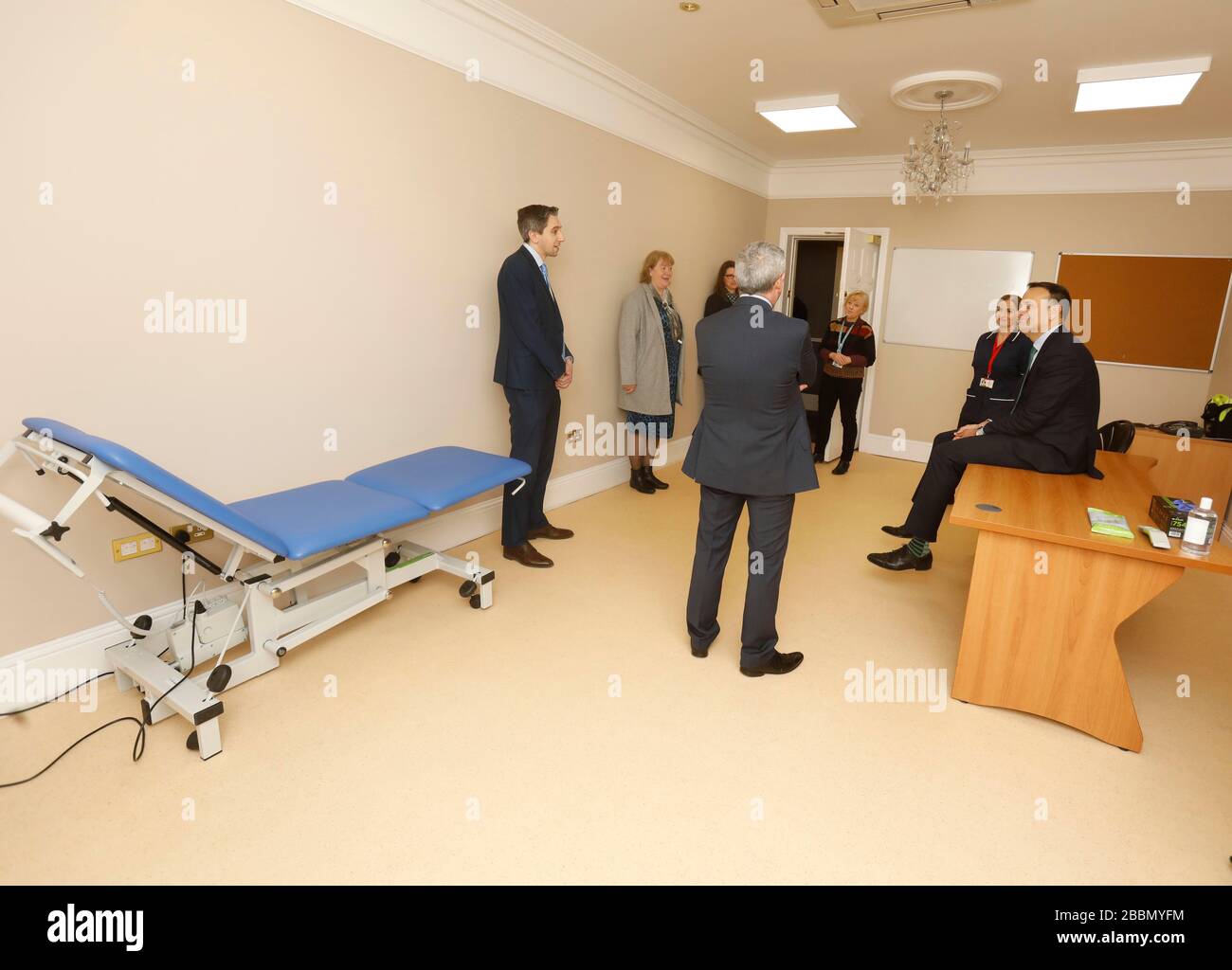 Taoiseach Leo Varadkar, Minister für Gesundheit Simon Harris und Paul Reid CEO der HSE in einem der Clinic Zimmer im Citywest Hotel, das die Nutzung des 750-Zimmers zur Selbstisolierung haben wird. Stockfoto