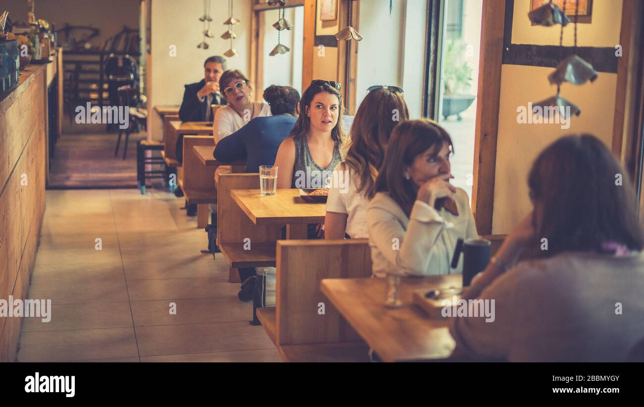 Leute, die Zeit in einem Café genießen Stockfoto