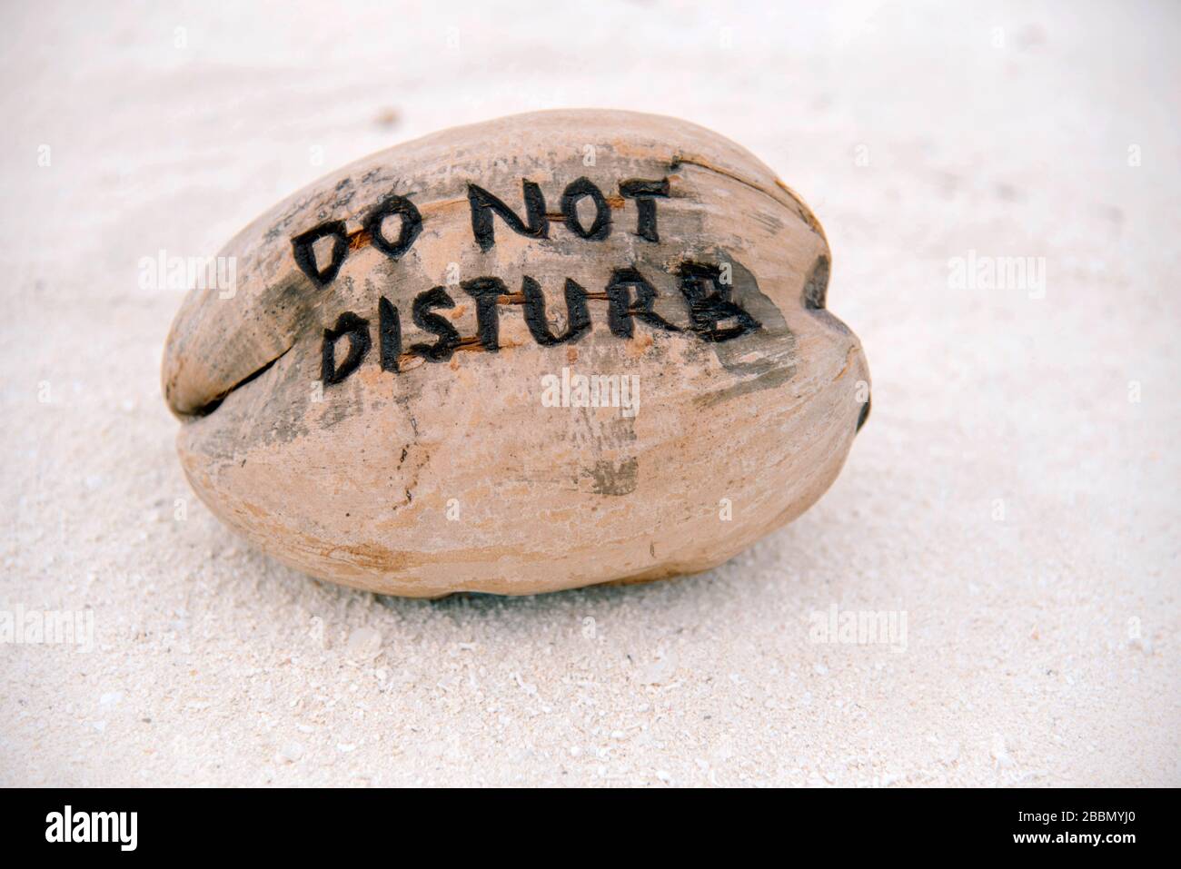 "Bitte nicht stören"-Schild am Strand, Malediven. Datenschutz Konzept. Stockfoto