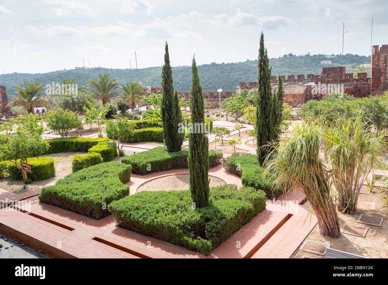 Gärten, die innerhalb der Burgmauern, Silves, Algarve, Portugal, gepflanzt wurden Stockfoto