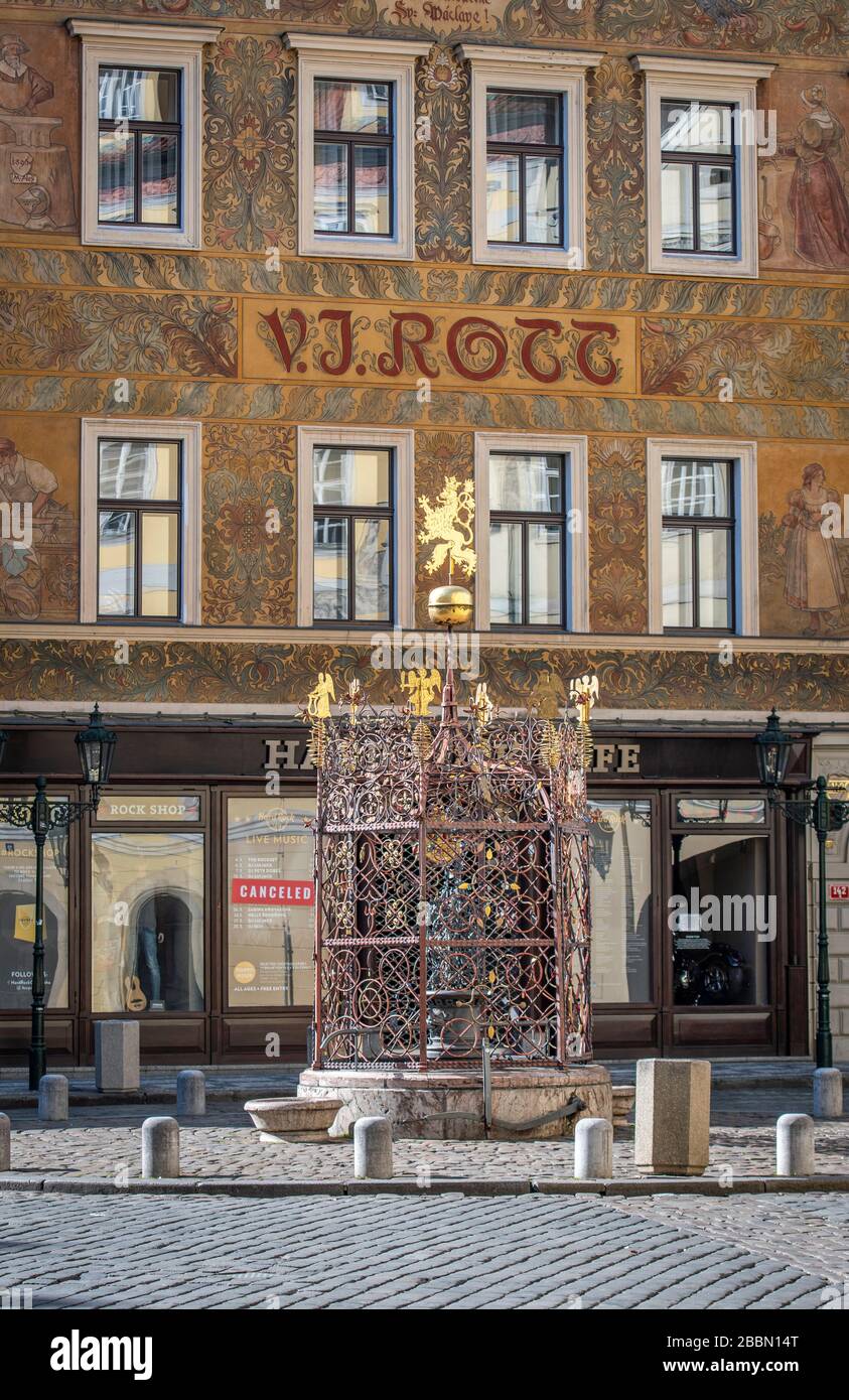 Tschechischer Löwe, tschechisches Nationales kleines Symbol, Rott's House, Blazon, kleiner Platz, Altstadt Prag, Brunnen. (CTK Foto/Martina Houdek) Stockfoto