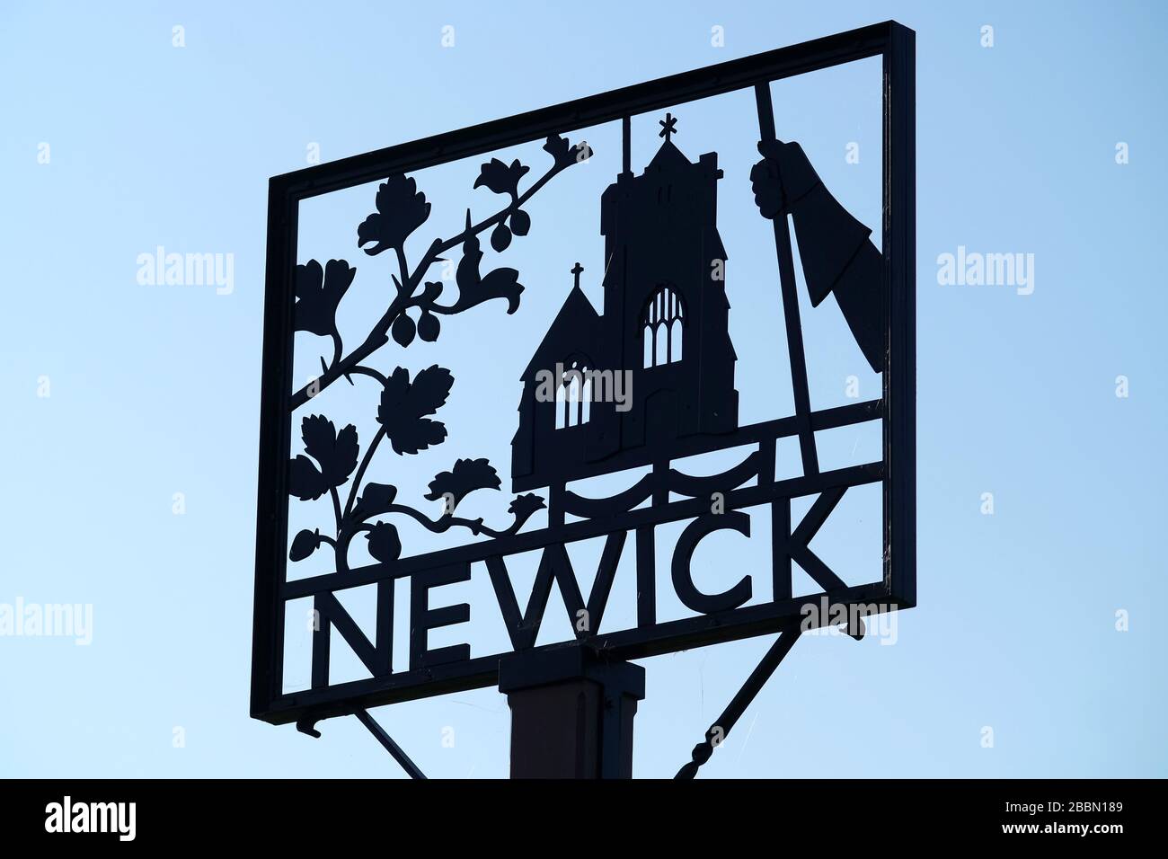 Ortsschild von Newick, East Sussex, Großbritannien Stockfoto