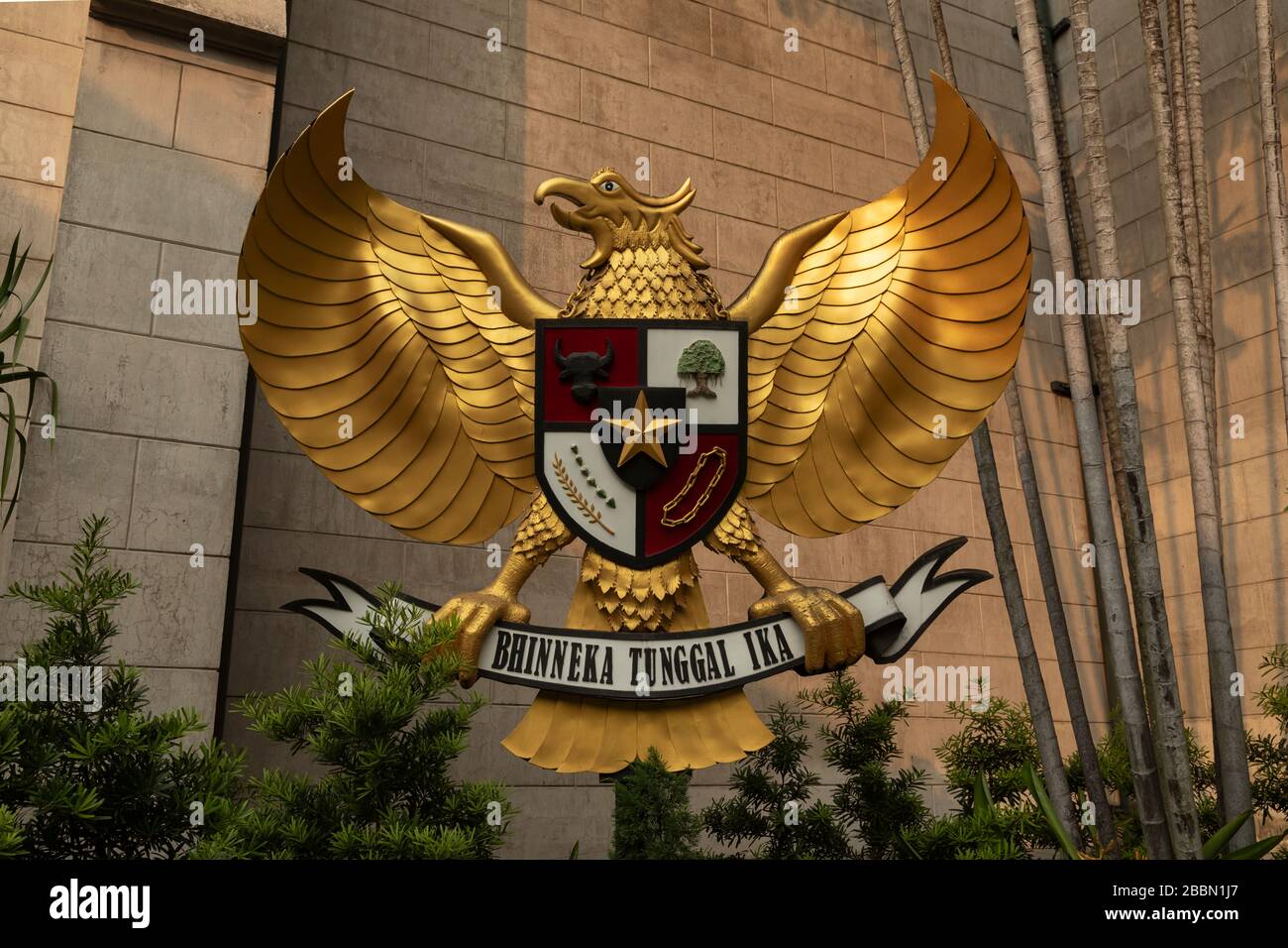 Jakarta, Indonesien - 13. Juli 2019: Das mythologische Wesen Garuda, hält den Schild und das Symbol Indonesiens, in der Kathedrale von Jakarta. Stockfoto