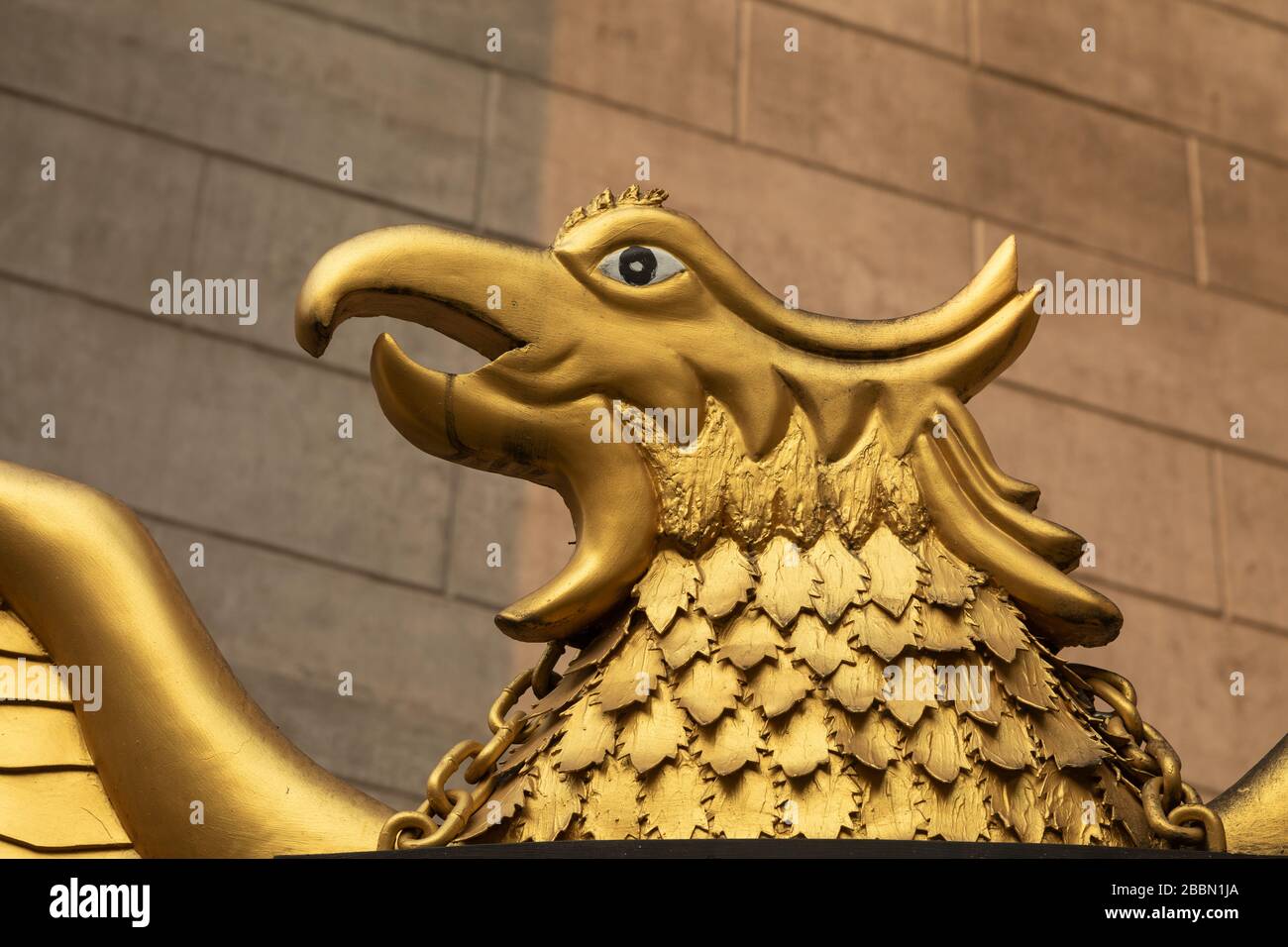 Jakarta, Indonesien - 13. Juli 2019: Nahaufnahme von Garuda, der das Schild und Symbol Indonesiens in der Kathedrale unserer Lieben Frau von der Himmelfahrt hält. Stockfoto