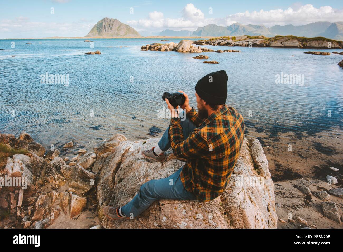 Man Travel Blogger Fotograf mit Kamera am Strand Einflussnehmer Lifestyle Hobby Abenteuer Sommerurlaub Outdoor Stockfoto