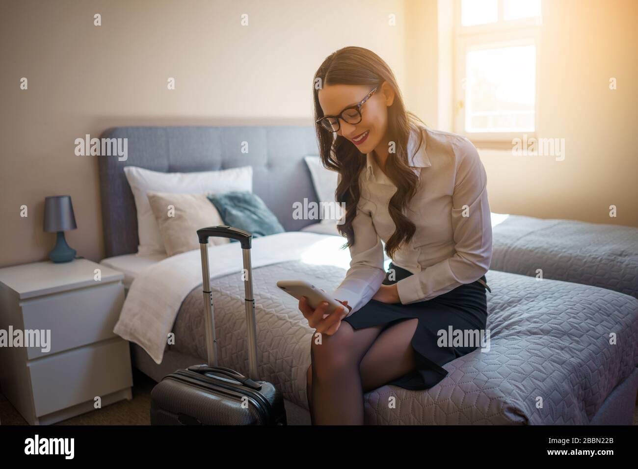 Die ausgeruhte Geschäftsfrau ist bereit, von Geschäftsreisen nach Hause zu gehen. Stockfoto