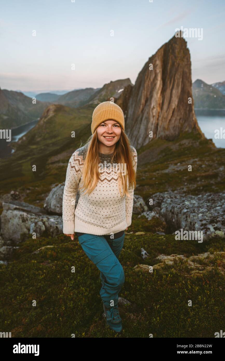 Alleinreisende Frau in Norwegen Abenteuer skandinavische Ferien gesunder Lebensstil nachhaltiger Tourismus Alleinfahrt Segla Berglandschaft Stockfoto