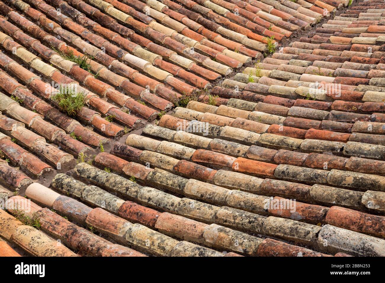 Tonziegel auf dem Dach auf dem Schloss in Silves, Algarve, Portugal Stockfoto
