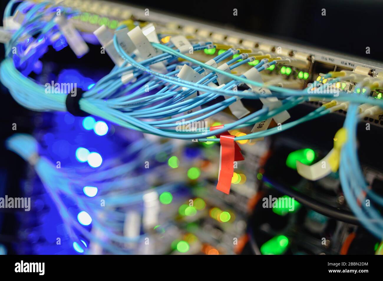 Arbeitende Server im Rechenzentrum mit vielen LED-Lampen und Kabeln Stockfoto