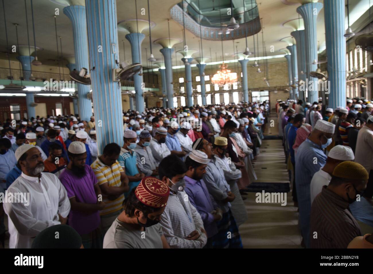 Menschen führen 'Jummah Prayer' als Vorsichtsmaßnahme gegen COVID-19 durch. Bisher wurden in Bangladesch 44 Menschen mit Covid-19 infiziert, von denen 5 starben Stockfoto