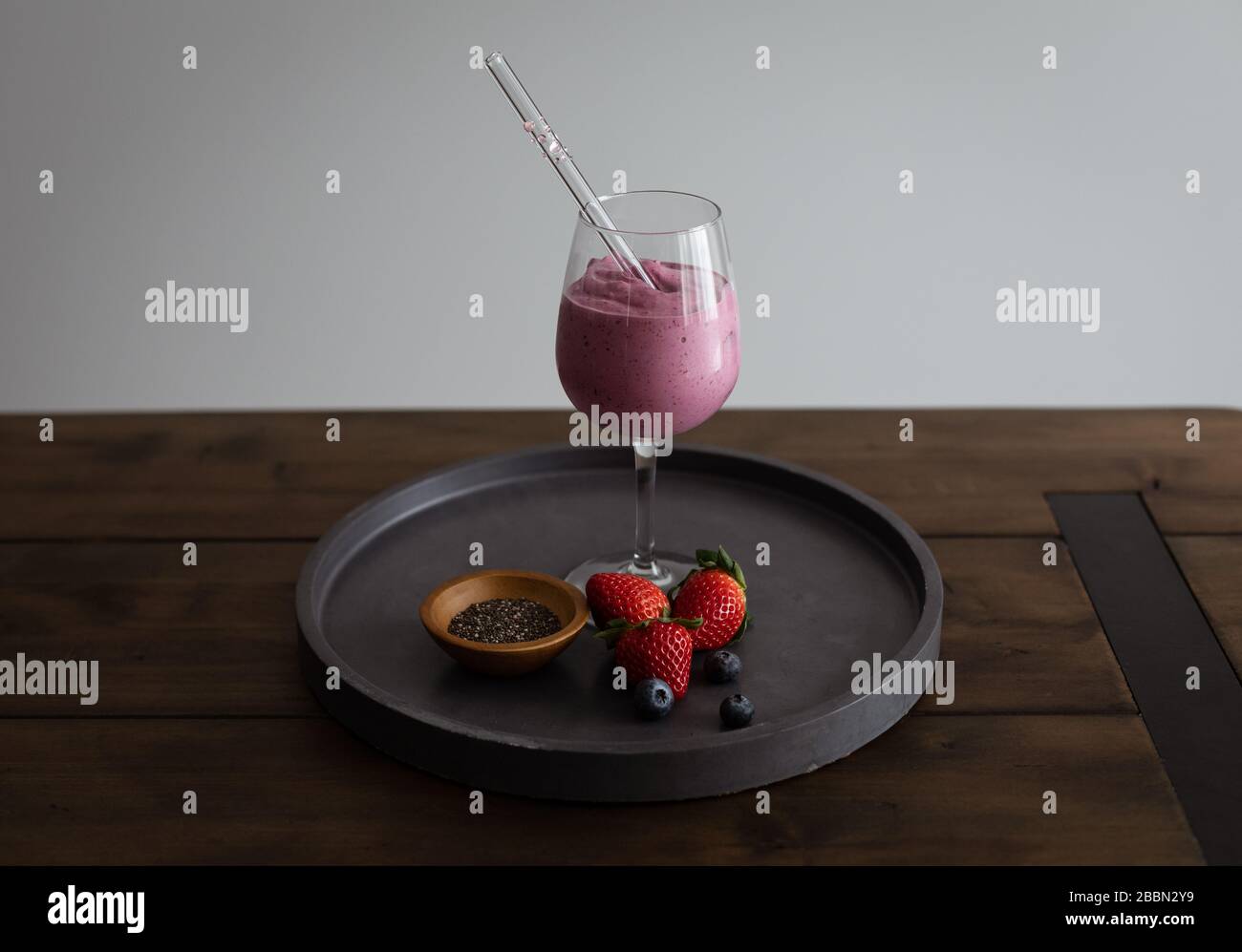 Smoothie mit Glasstroh Stockfoto