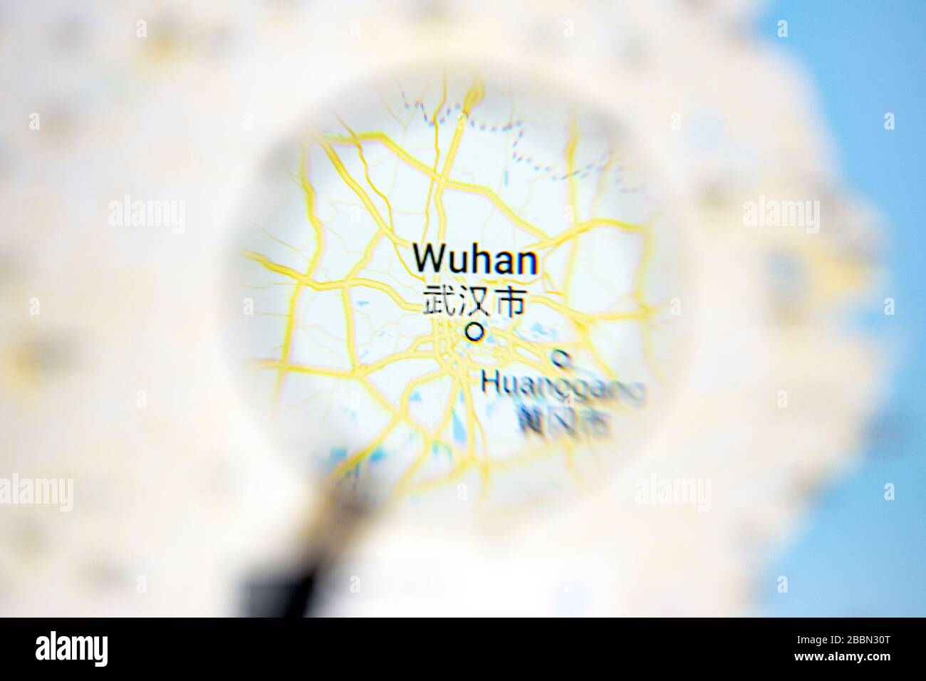 Ostersund, Schweden - Mars 28, 2020: Wuhan auf Google Maps unter einer Lupe. Wuhan ist die Stadt im Zentrum von Coronavirus. Stockfoto