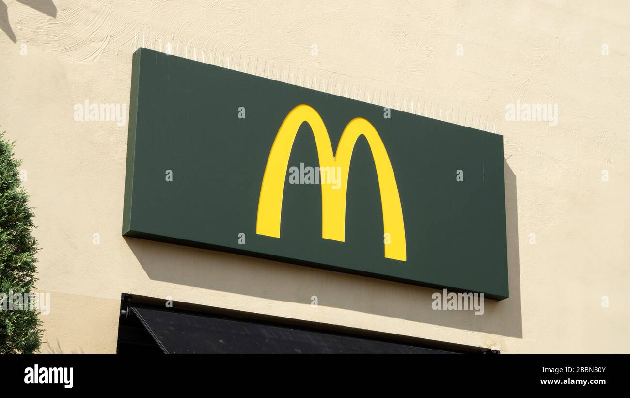 Palma de Mallorca, Spanien - 23. September 2017. McDonald's-Restaurantschild. McDonald's ist die weltweit größte Kette von Hamburger Fast-Food-Restaurants Stockfoto