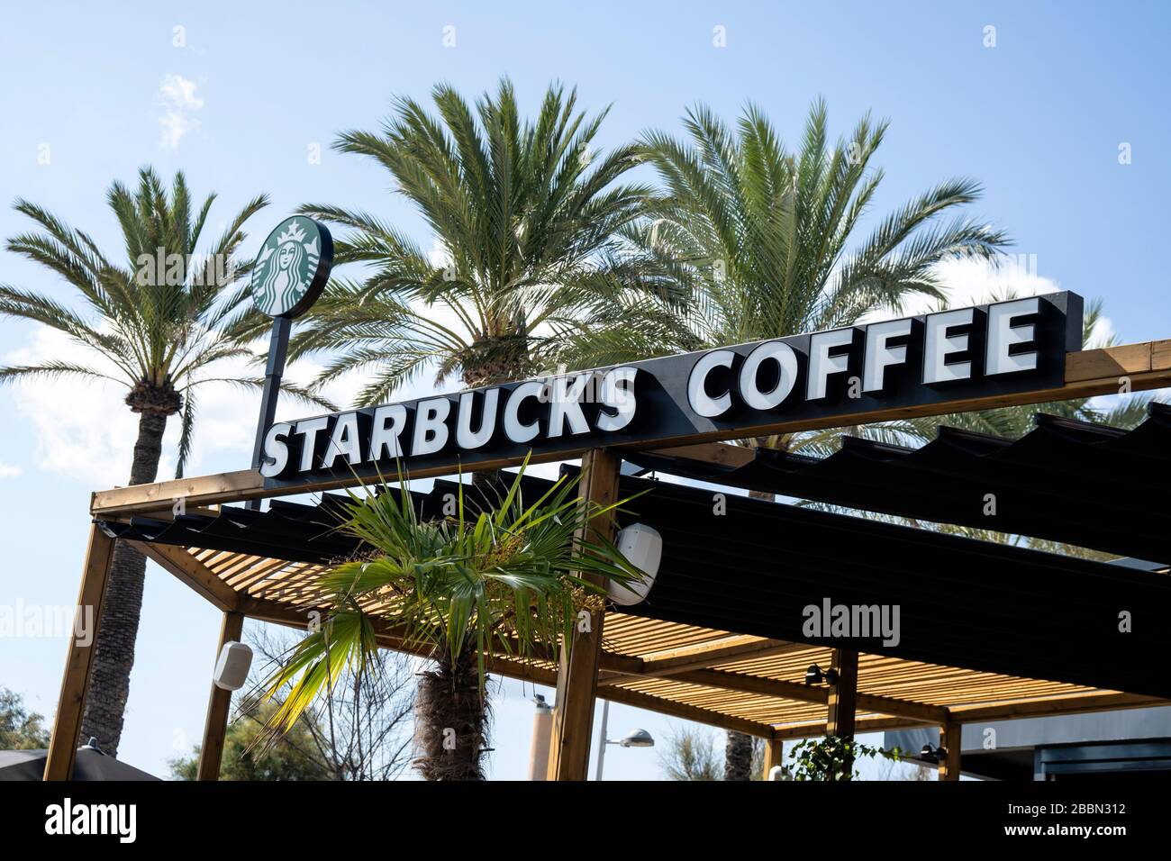 Palma de Mallorca, Spanien - 19. September 2017. Starbucks Kaffeeschild. Starbucks Coffee ist eine US-amerikanische Kette von Cafés, die in Seattle gegründet wurde. Stockfoto