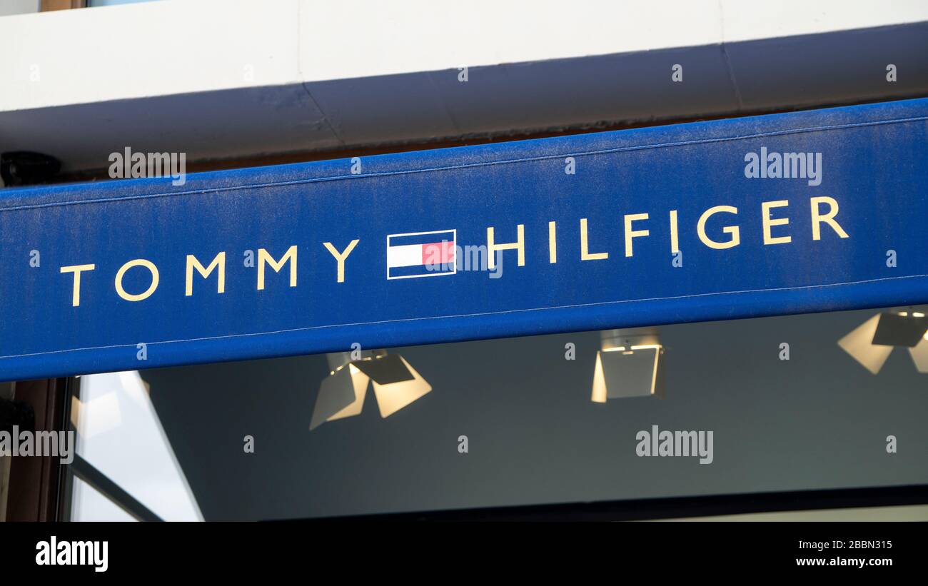 Palma de Mallorca, Spanien - 23. September 2017. Tommy Hilfiger Ladenschild. Tommy Hilfiger ist ein US-amerikanisches Premium-Bekleidungsunternehmen, das Appar produziert Stockfoto