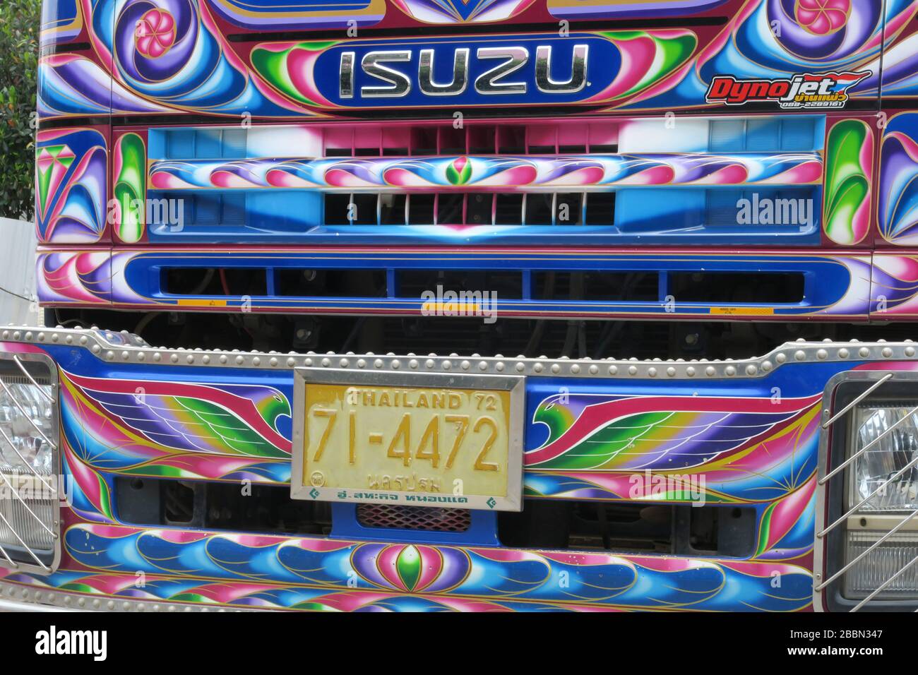 Hell dekorierter Truck in der lokalen Tradition vieler Farben, Thailand Stockfoto