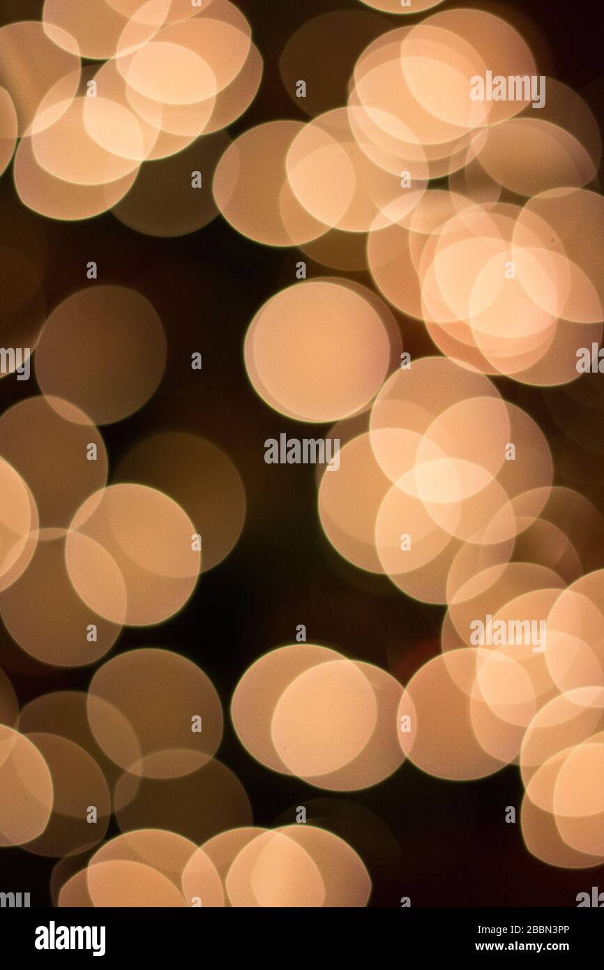 Verschwommenes goldenes Bokeh zu weihnachten Stockfoto