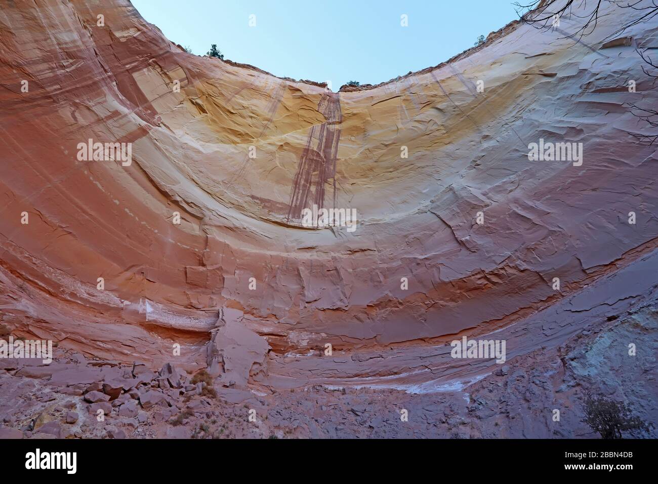 Die Lippe der erodierten Felsformationen aus Sandstein, die das Echo Amphitheater im Carson National Forest nahe dem Dorf Abiquiu, New Mexico, bilden Stockfoto