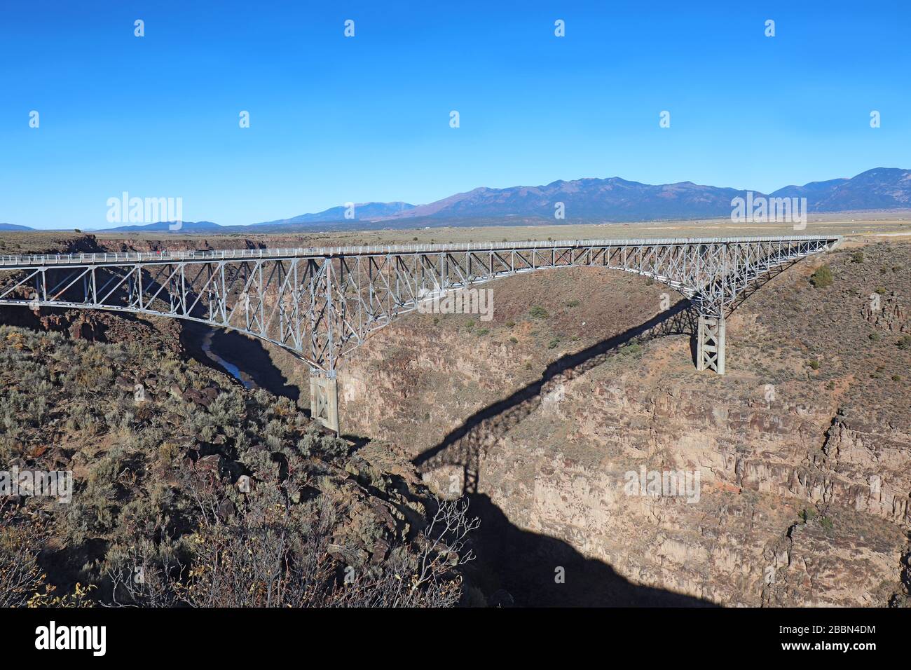 Die Rio Grande Gorge Bridge liegt 600 Meter über dem Fluss in der Nähe von Taos, New Mexico Stockfoto