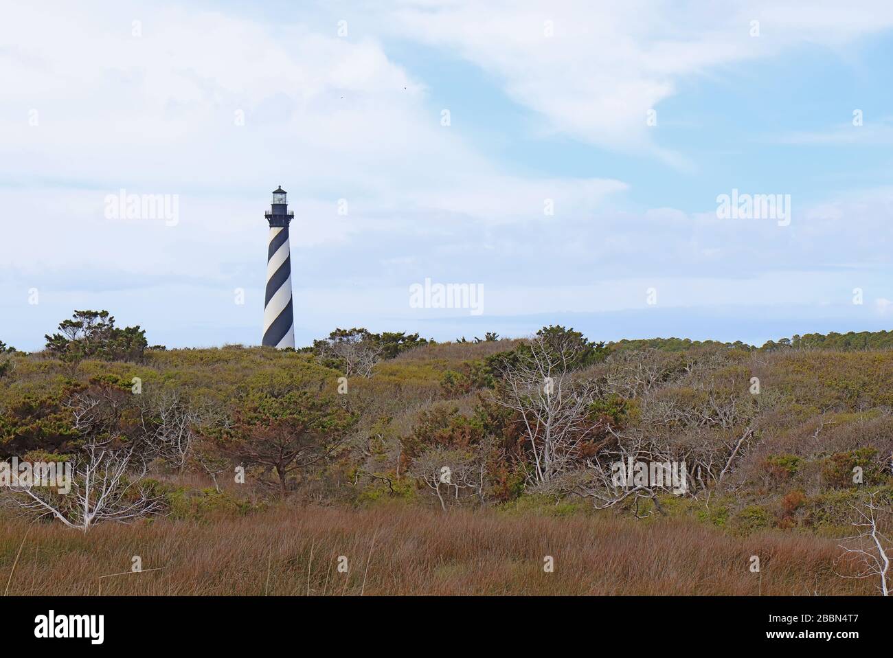 Der Leuchtturm von Cape Hatteras unweit der Stadt Buxton am äußeren Ufer von North Carolina vom Strand Stockfoto