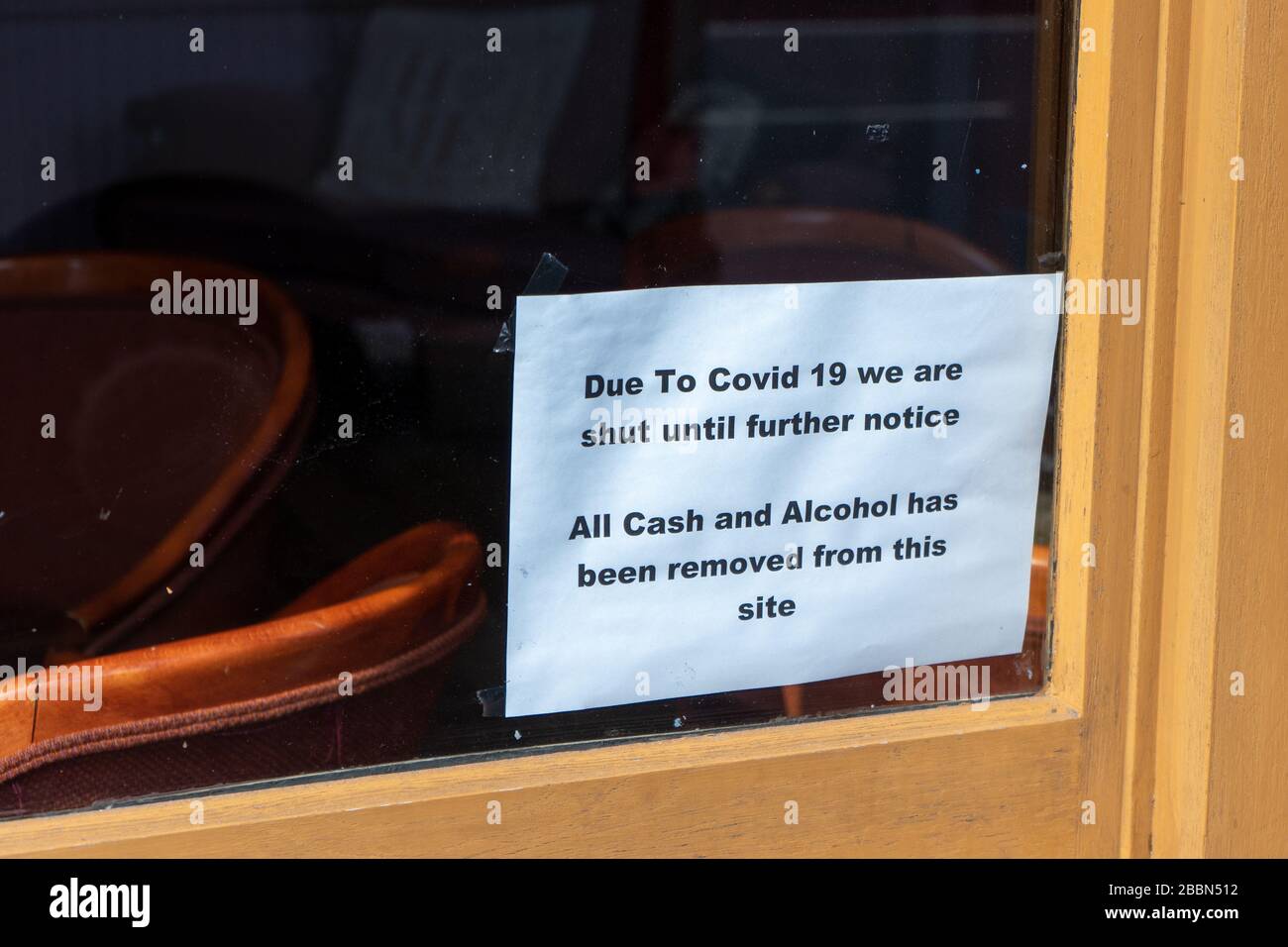Ein Schild im Fenster einer Kneipe, das angibt, dass sie aufgrund von Covid-19 oder Coronavirus geschlossen sind Stockfoto