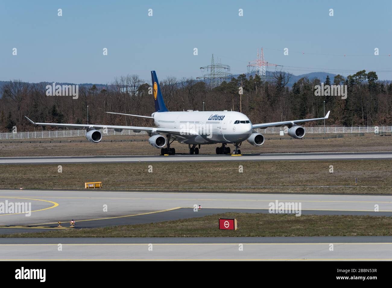 lufthansa Planes parken aufgrund des Coronavirus, Covid 19 shutdownon auf der Nordwest-Landebahn des Frankfurter Flughafens, FRA, Deutschland Stockfoto