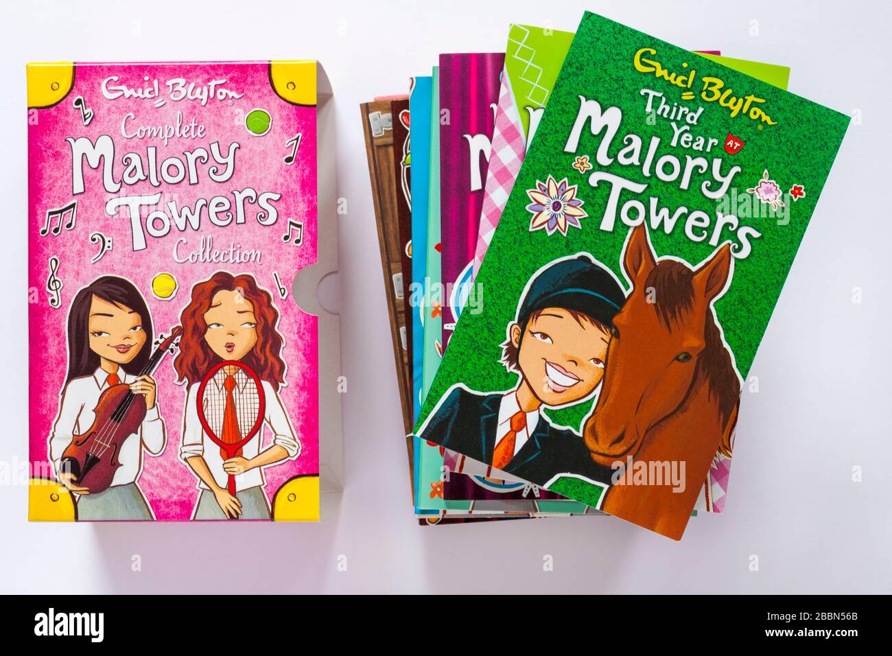 Vollständige Malory Towers Collection Bücher von Enid Blyton - Bücher, die mit dem dritten Jahr in Malory Towers gehütet wurden, sind oben isoliert auf weißem Hintergrund Stockfoto