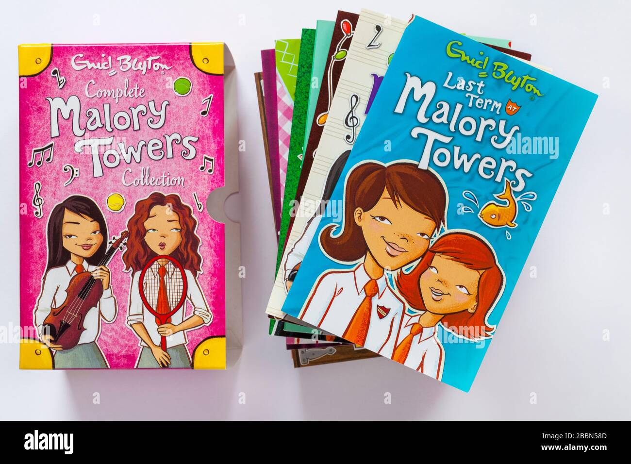 Vollständige Malory Towers Collection Bücher von Enid Blyton - Bücher, die mit dem letzten Begriff in Malory Towers gehütet wurden, sind oben isoliert auf weißem Hintergrund Stockfoto