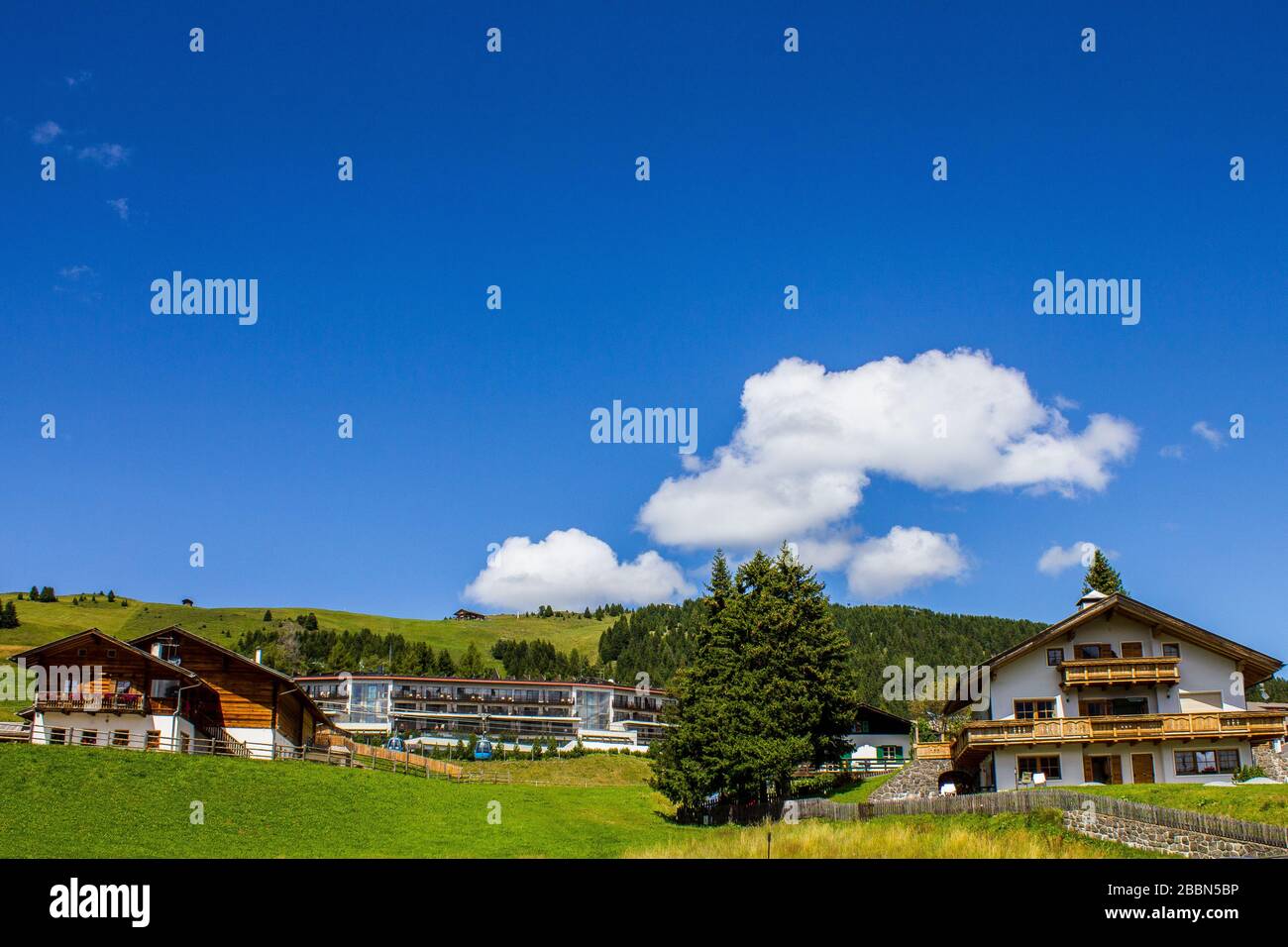 Compatsch Chalet architecture -Fotos und -Bildmaterial in hoher Auflösung – Alamy