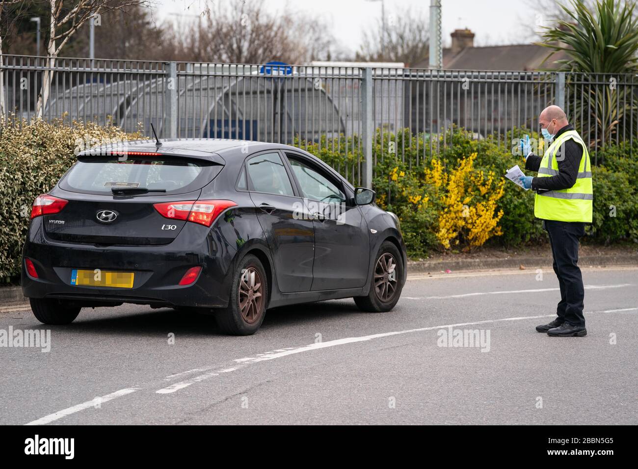 NUMMERNSCHILD PIXELATD VON PA PICTURE DESK Cars wartet in einer Warteschlange an einem NHS-Laufwerk durch Coronavirus Disease (COVID-19) Testanlage in einem IKEA-Parkplatz, Wembley, während Großbritannien weiterhin in Lockdown fährt, um die Ausbreitung des Coronavirus einzudämmen. Stockfoto