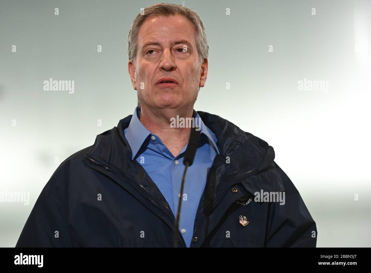 New York, USA - 31. März 2020 - New Yorker Bürgermeister Bill de Blasio hält Medieninformationen im USTA Billie Jean King National Tennis Center, wo ein 350-Bett Stockfoto