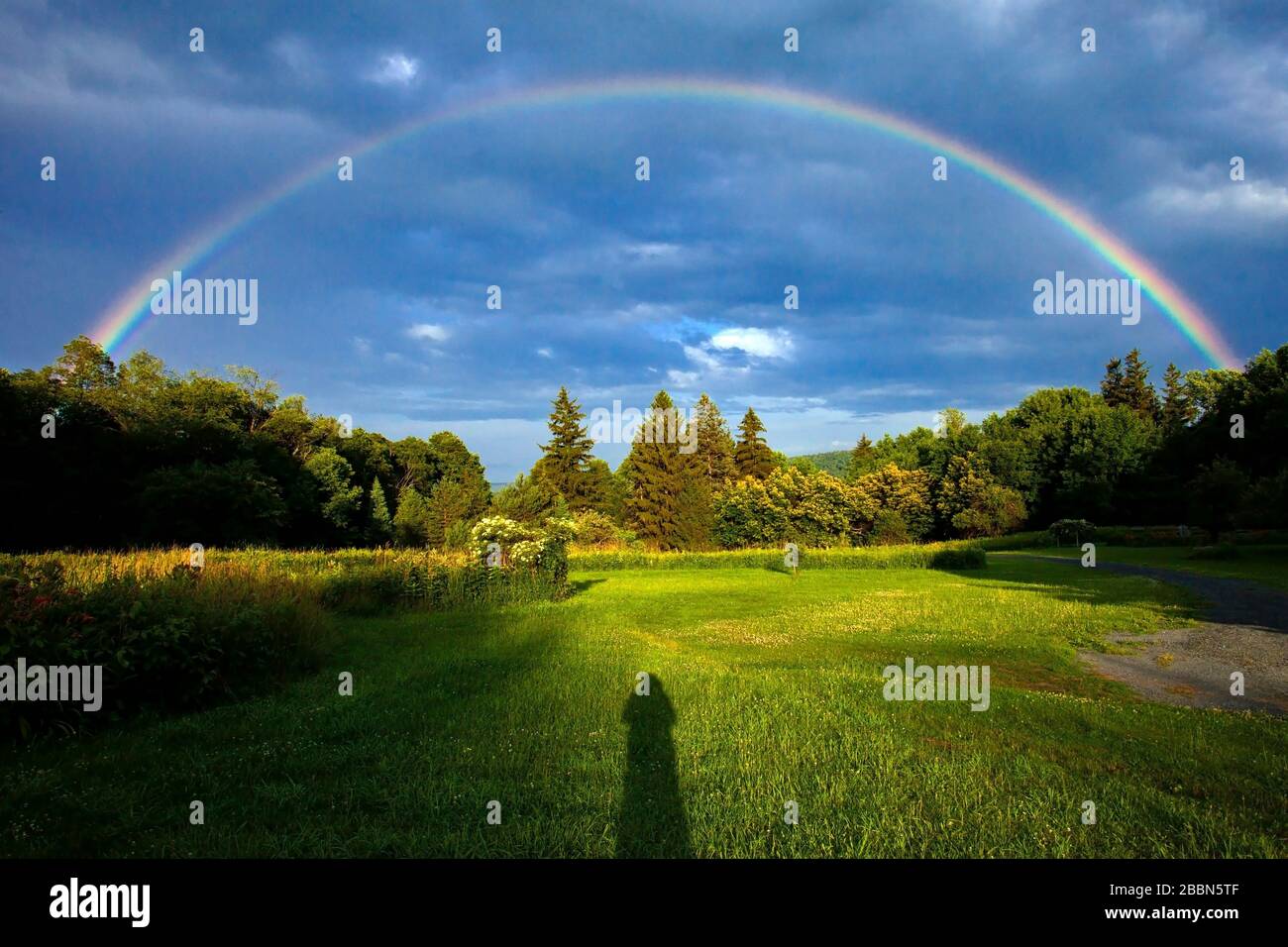 Ein Regenbogen nach einem Gewitter im August in den Pocono Mountains von Pennsylvania. Stockfoto