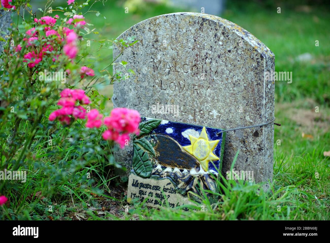 Grab des Autors Malcolm Lowry, Autor von Under the Volcano, RIPE, East Sussex, Großbritannien Stockfoto