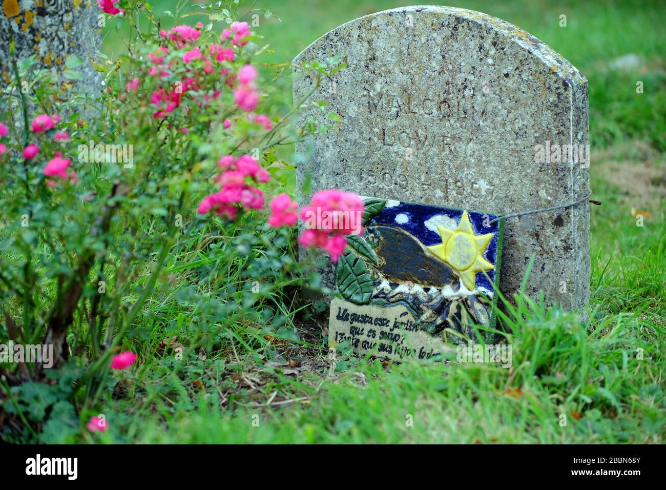 Grab des Autors Malcolm Lowry, Autor von Under the Volcano, RIPE, East Sussex, Großbritannien Stockfoto