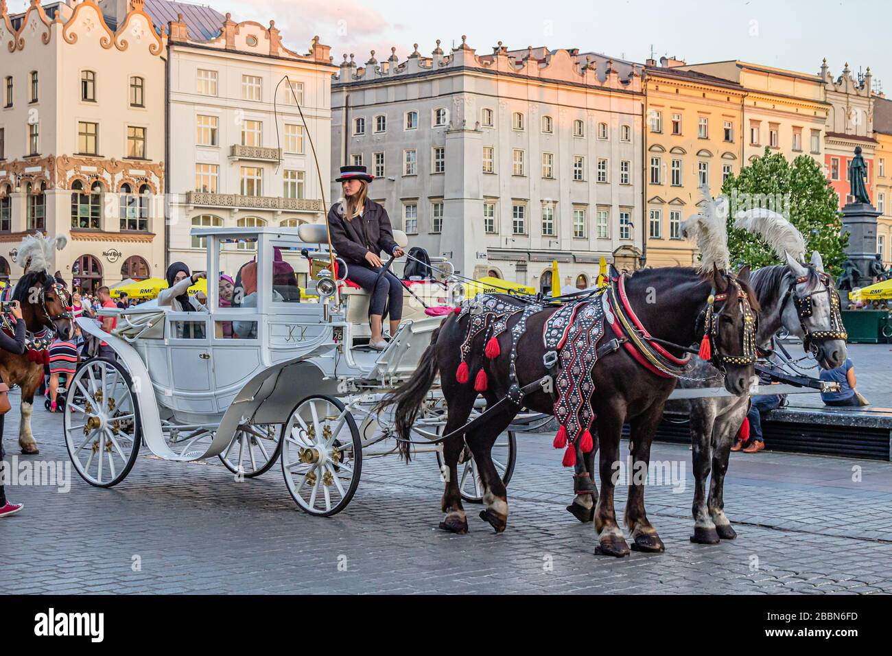 Pferde- und Kutschfahrten für Touristen vor der Marienbasilika auf dem Hauptplatz in Krakow, Polen. Juli 2017. Stockfoto