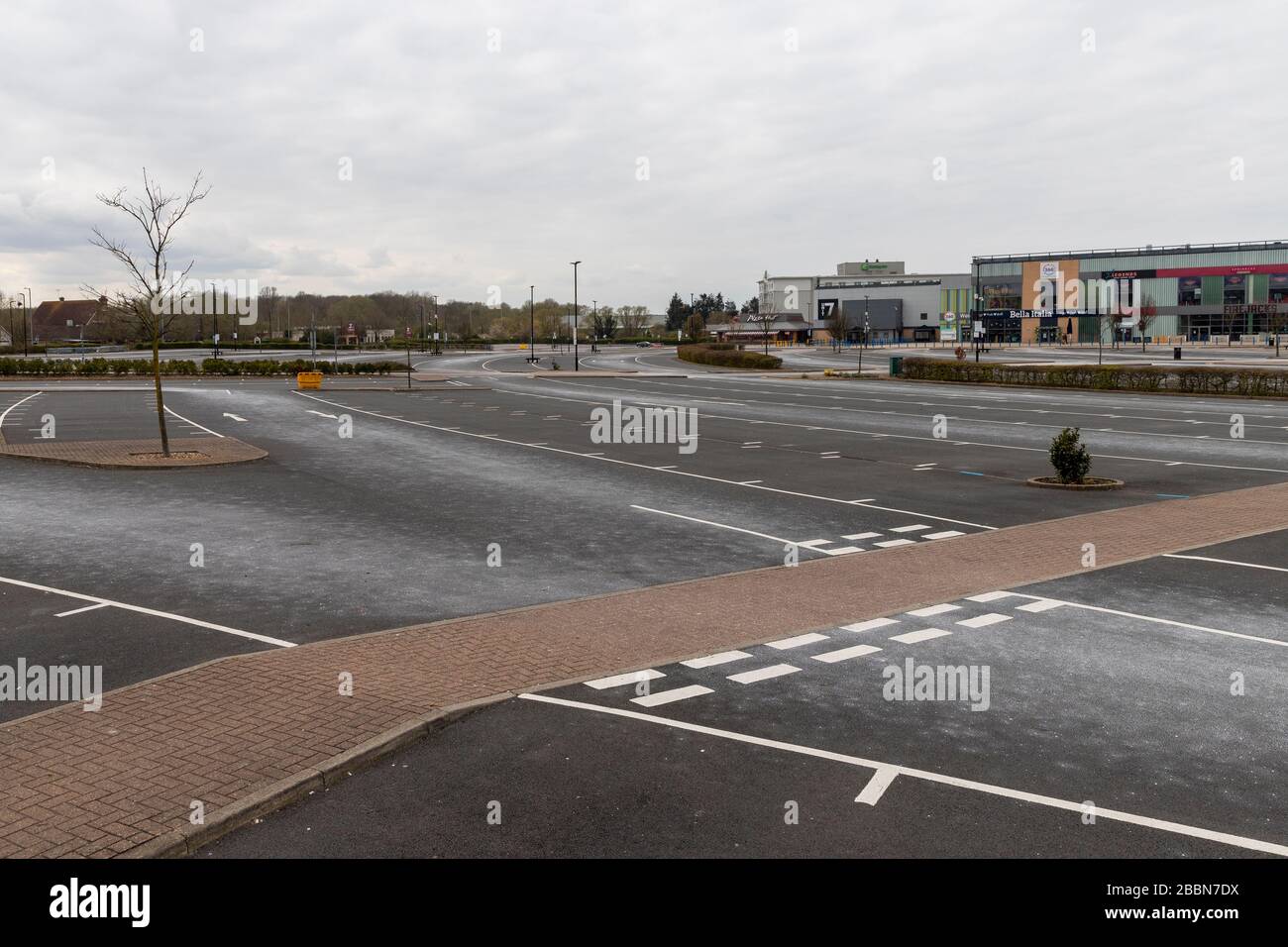 Basildon, Essex, Großbritannien. April 2020. Straßen, Einzelhandelsgeschäfte, Restaurants, Cafés und Bars in Basildon, Essex, sind so gut wie verlassen, da das Vereinigte Königreich die Ausbreitung von Coronavirus bis in die zweite Woche verhindert. Credit: Ricci Fothergill/Alamy Live News Stockfoto