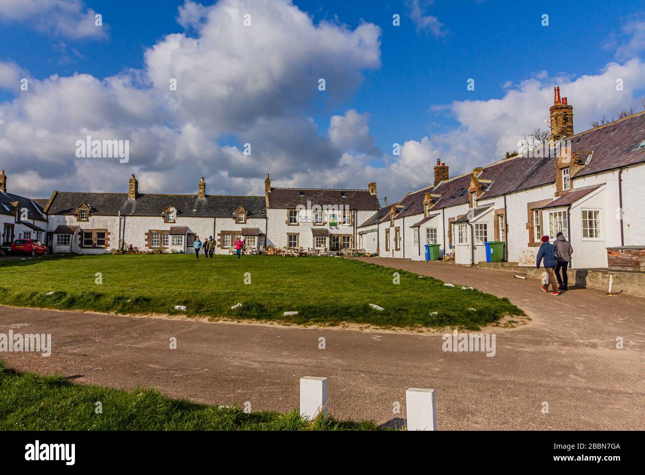 The Square, Low Newton-by-the-Sea. Ein Fischerdorf aus dem 18. Jahrhundert, einschließlich der beliebten Kneipe The Ship Inn. Northumberland, Großbritannien. April 2019. Stockfoto