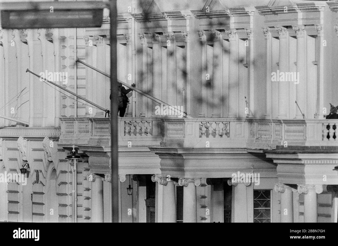 Am 5. Mai 1980 stürmte das Spezialeinsatzteam der SAS British Army die iranische Botschaft in London, um 26 Geiseln zu befreien, die von einer arabischen Terrororganisation namens KSA-Gruppe festgehalten wurden, die sich für die arabische nationale Souveränität einsetzt. Unter den Geiseln befand sich auch der BBC-Tonrecordist SIM Harris, der aus einem Fenster flüchtete und über einen Balkon sprang. Stockfoto