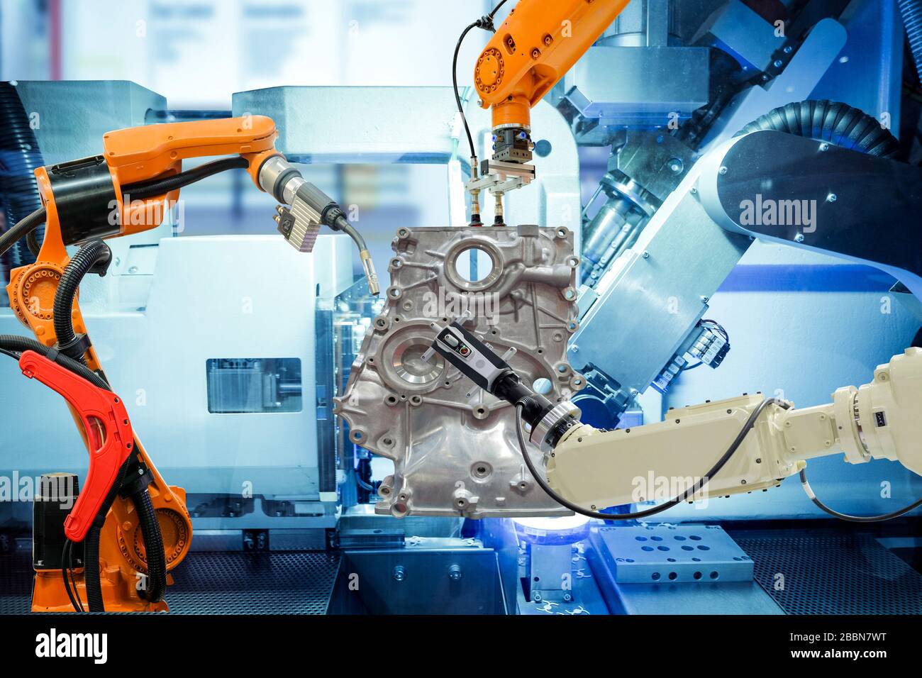 Industrielles Roboterschweißen, Robotergreifen und 3D-Roboterscan mit Autoteilen in Smart Factory auf blauem Hintergrund in der Maschine. Stockfoto