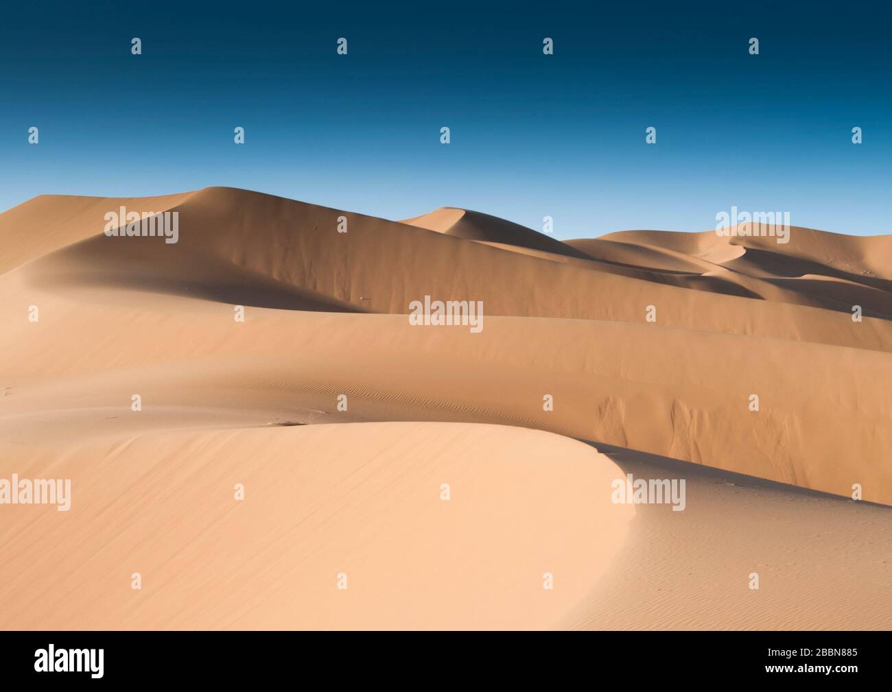 Landschaft der Sanddünen in der Erg Chebbi Wüste während des Sonnenuntergangs Stockfoto