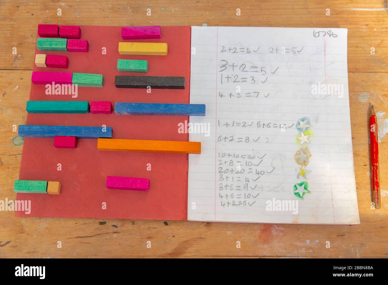 April 2020 Cuisenaire Holzzählstäbe zur Berechnung der Mathematik mit Farbe und Form in frühen Schulbüchern Stockfoto